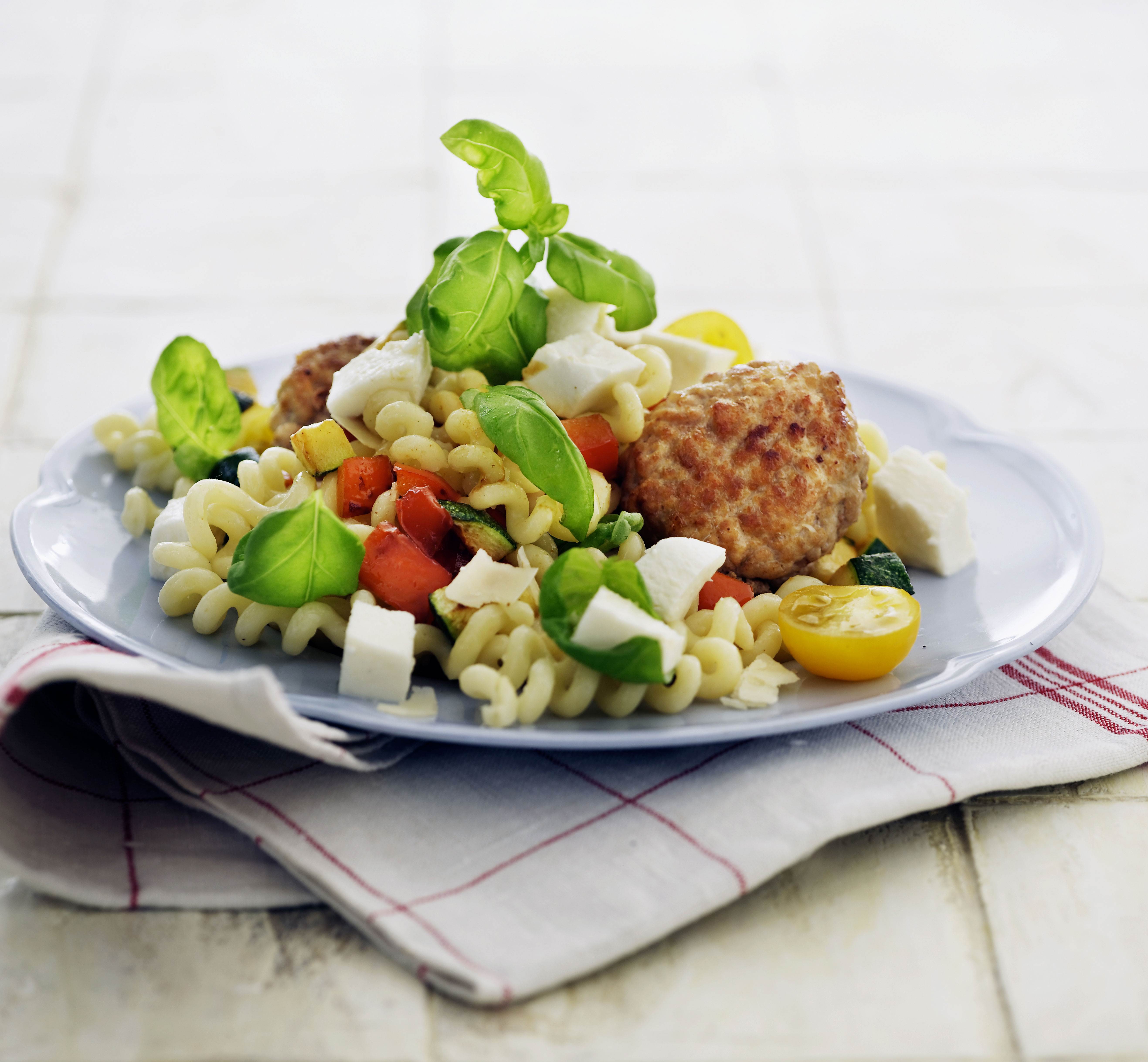 Nem pastaret, som hele familien kan li' ♥ Pasta med minikrebinetter og mozzarella