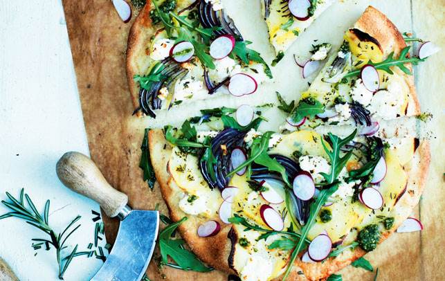 Let og lækker pizza med sommerligt fyld på toppen. Pizza