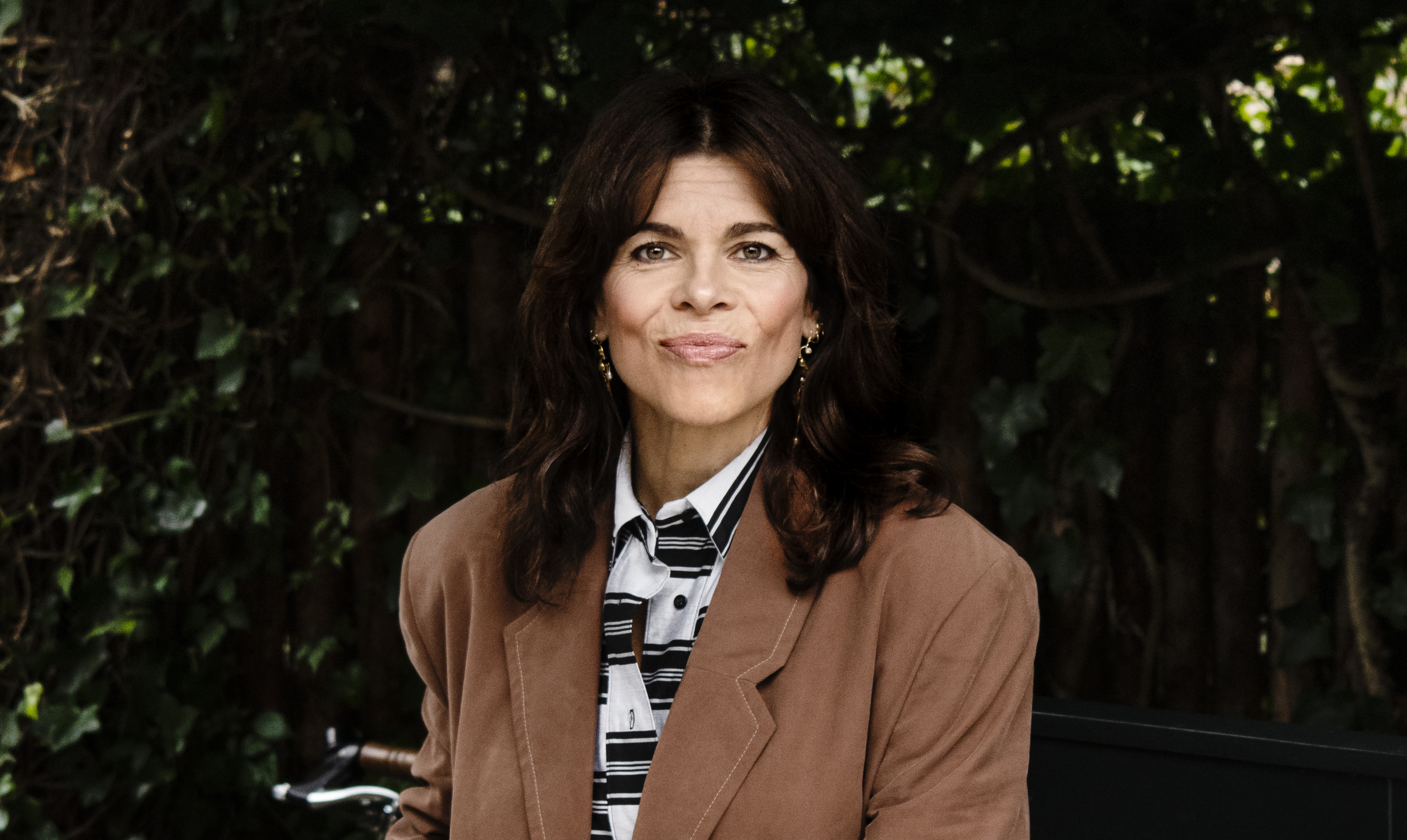 Ellen Hillingsø er 53 år og skuespiller - bla. kendt fra ”Tinka og Kongespillet” og ”Rita”. Snart aktuel i ”Store Lars” på Viaplay og i forestillingen ”Natten er dagens mor” på Folketeatret. Gift med Christoffer Castenskiold, som hun har Thomas på 17 og Anna på 16 med. Ellen Hillingsø