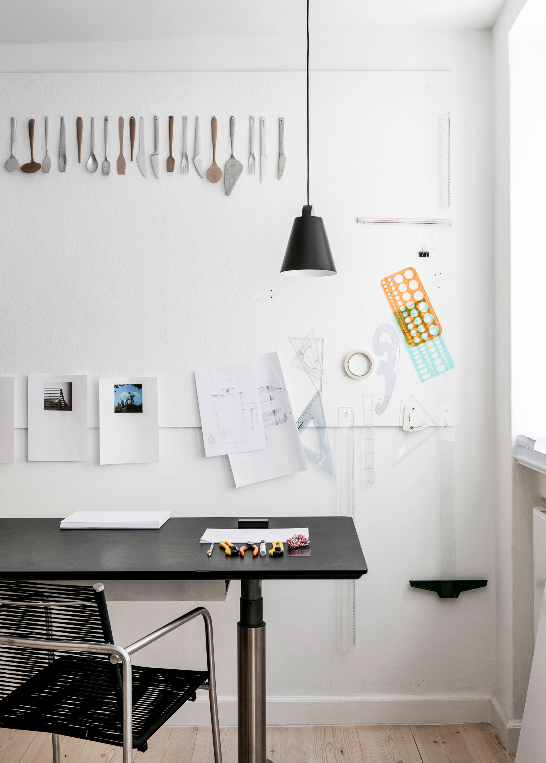 I husets stueetage har Mads sit kontor og arbejdsrum, mens han i kælderen har sit værksted. Her hænger skitser, udkast og prototyper på de produkter, han er i gang med at udvikle.