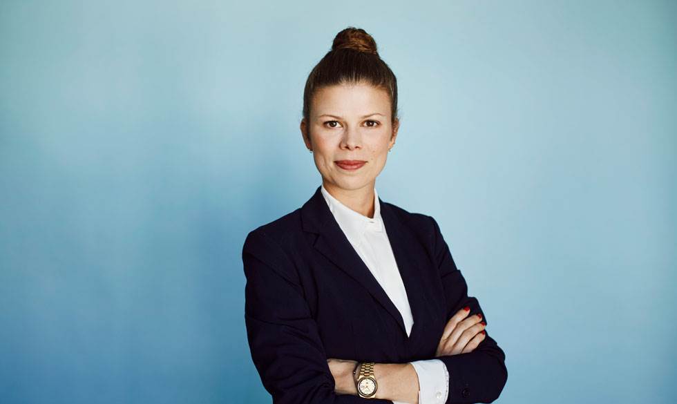 "Mange betragter investeringer som noget grådigt, farligt, hvor man taber alle sine penge, når aktiemarkedet crasher. Men det gør man kun, hvis man sælger sine aktier," siger Louise Fredbo-Nielsen. Louise Fredbo-Nielsen