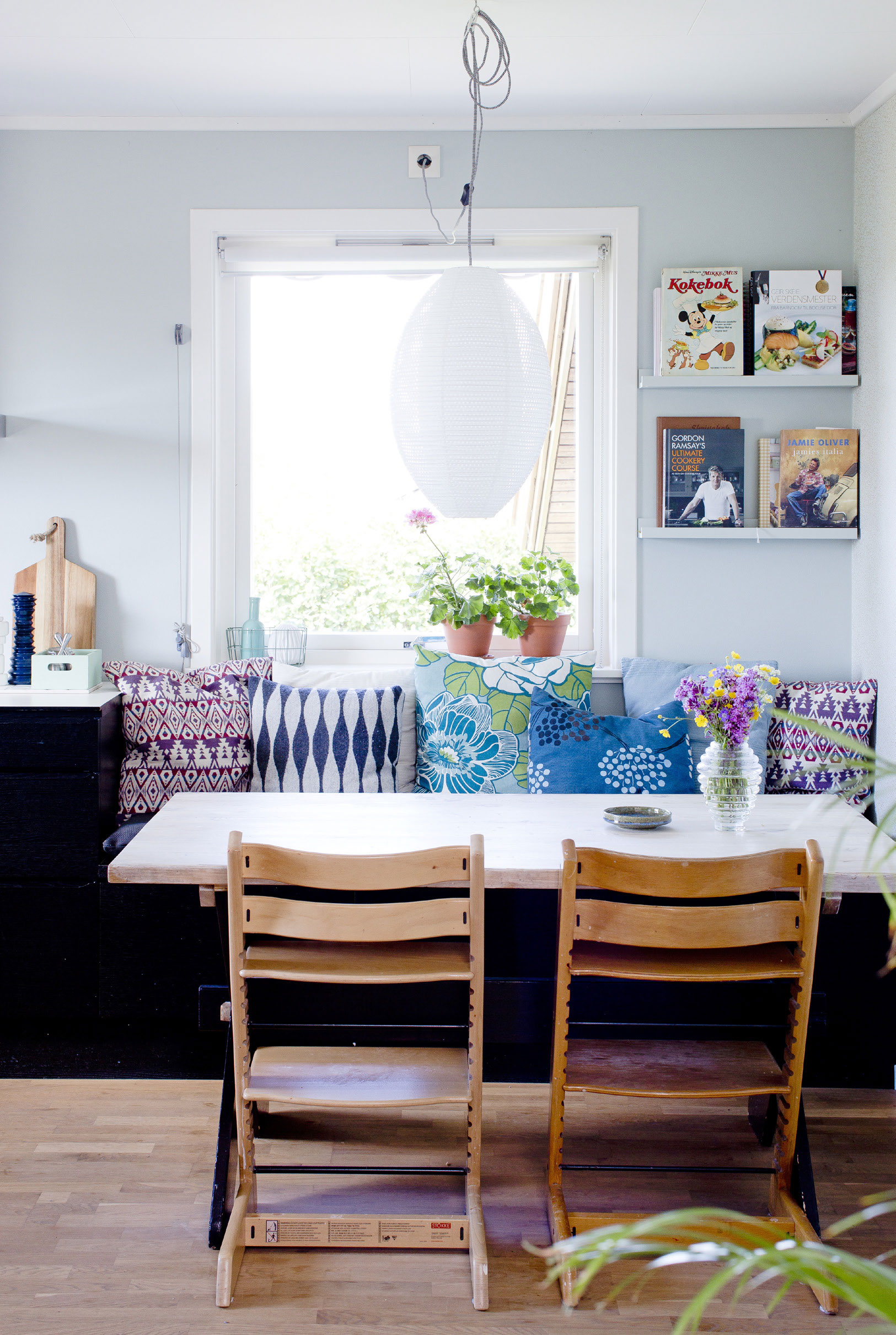 Spisestuen har møbler fra loppemarkeder og den norske variant af Den Blå Avis, Finn.no, men Kristine indrømmer, at hun ønsker sig Y-stolene fra Hans J. Wegner.