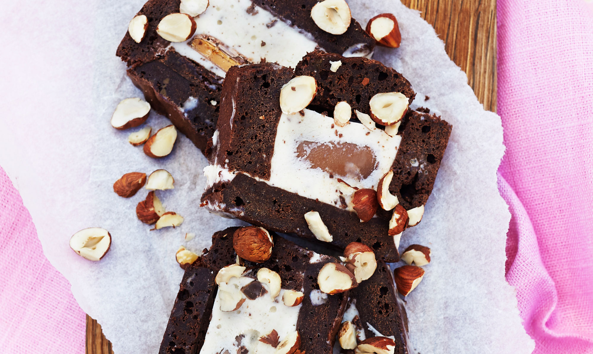 Brownie og is er en fantastisk kombination! Nem brownie iskage