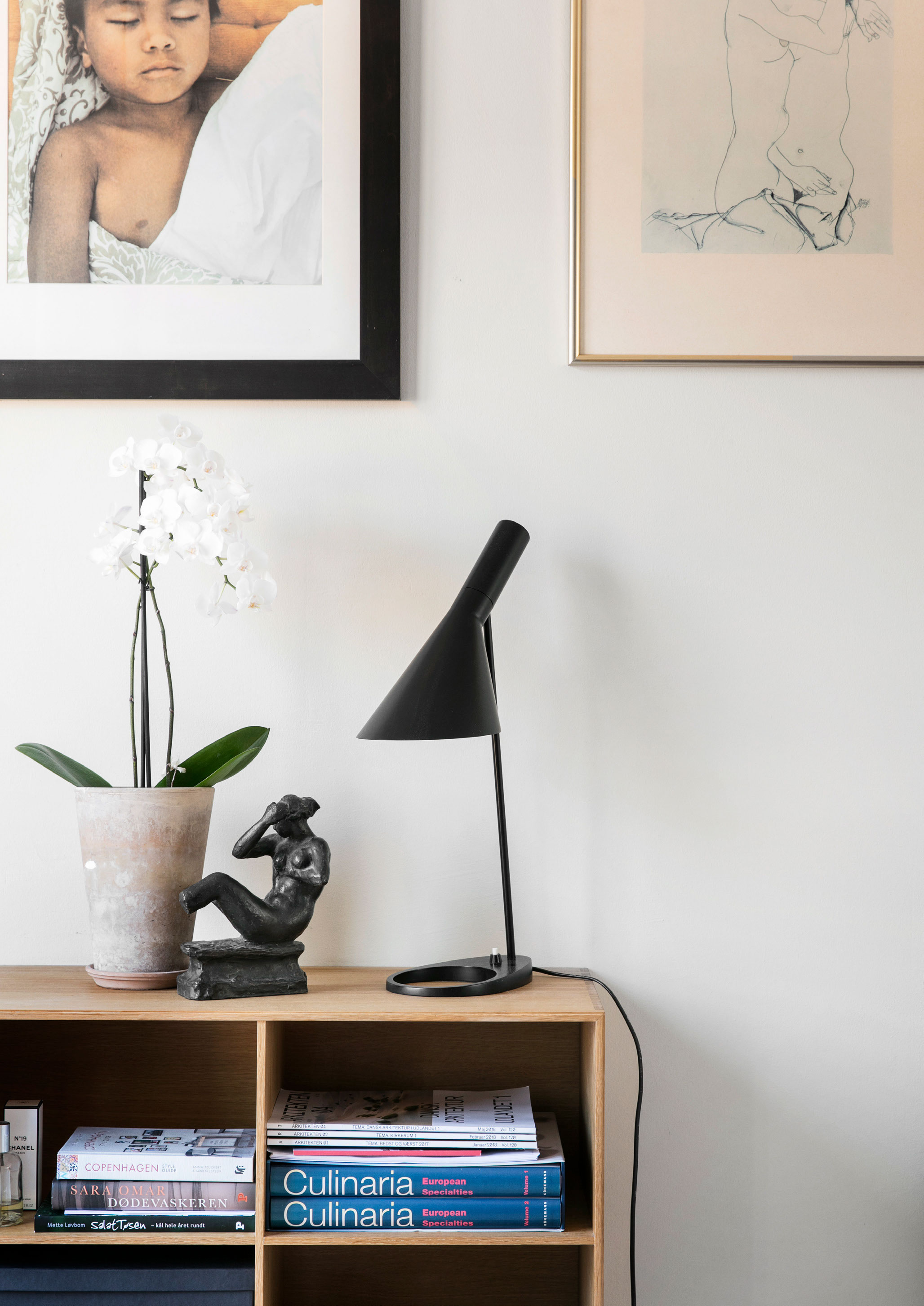 Arne Jacobsens AJlampe går igen i boligen ligesom rejseminder fra bl.a. Thailand.