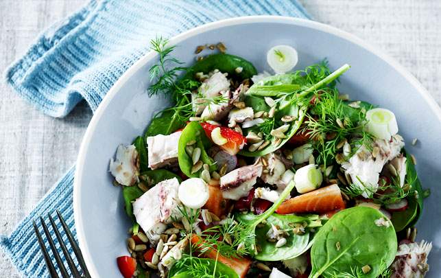 Sommersalat med røget makrel og rugkerner Opskrift på sommersalat med røget makrel og rugkerner