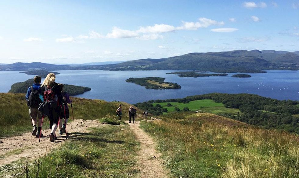 Loch Lomond er smuk – og det klarer hjernen at se verden lidt ovenfra. Vandretur til Skotland