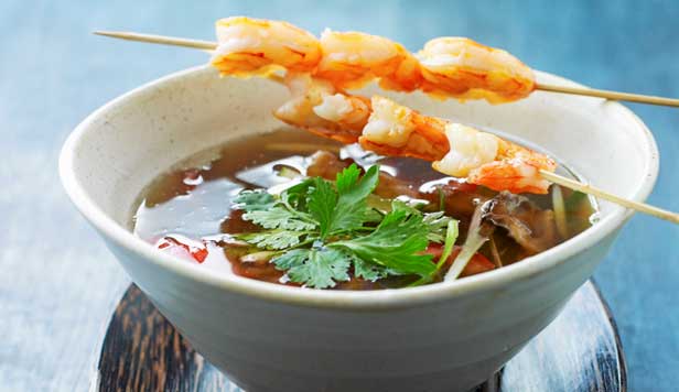 Suppe med grøntsager og rejespyd Suppe opskrift med sprøde grøntsager og rejespyd