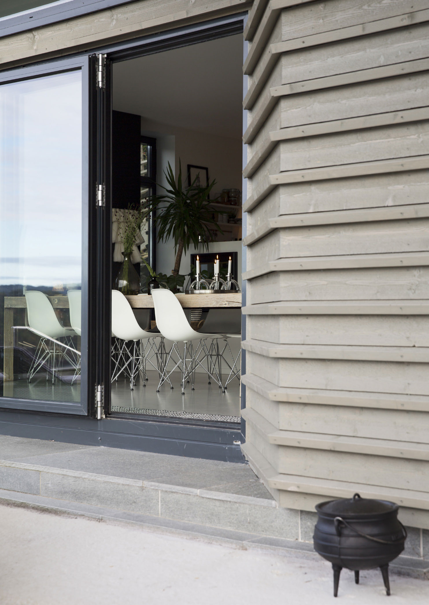 Spisestuen har direkte udgang til en terrasse.