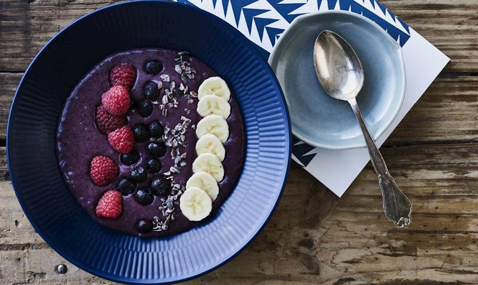 Lækker morgen-smoothie med banan Smoothiebowl berry banana