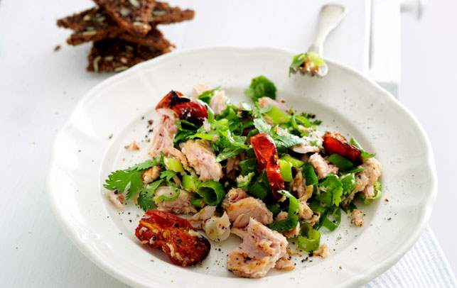 Sådan laver du tunsalat med koriander og halvbagte tomater Sådan laver du tunsalat med koriander og halvbagte tomater