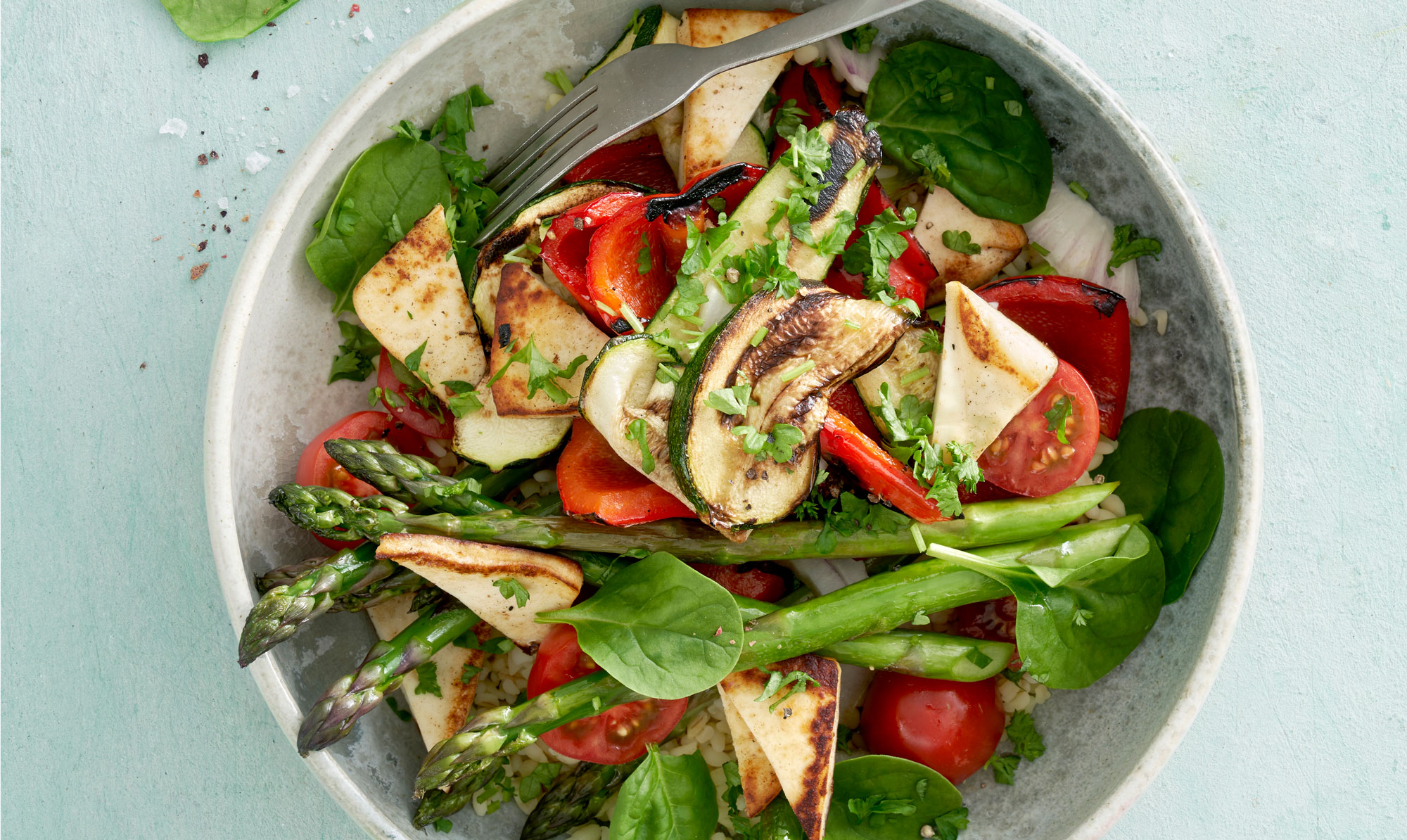 Skøn vegetarisk aftensmad! Stegt grøntsagssalat med halloumi-ost