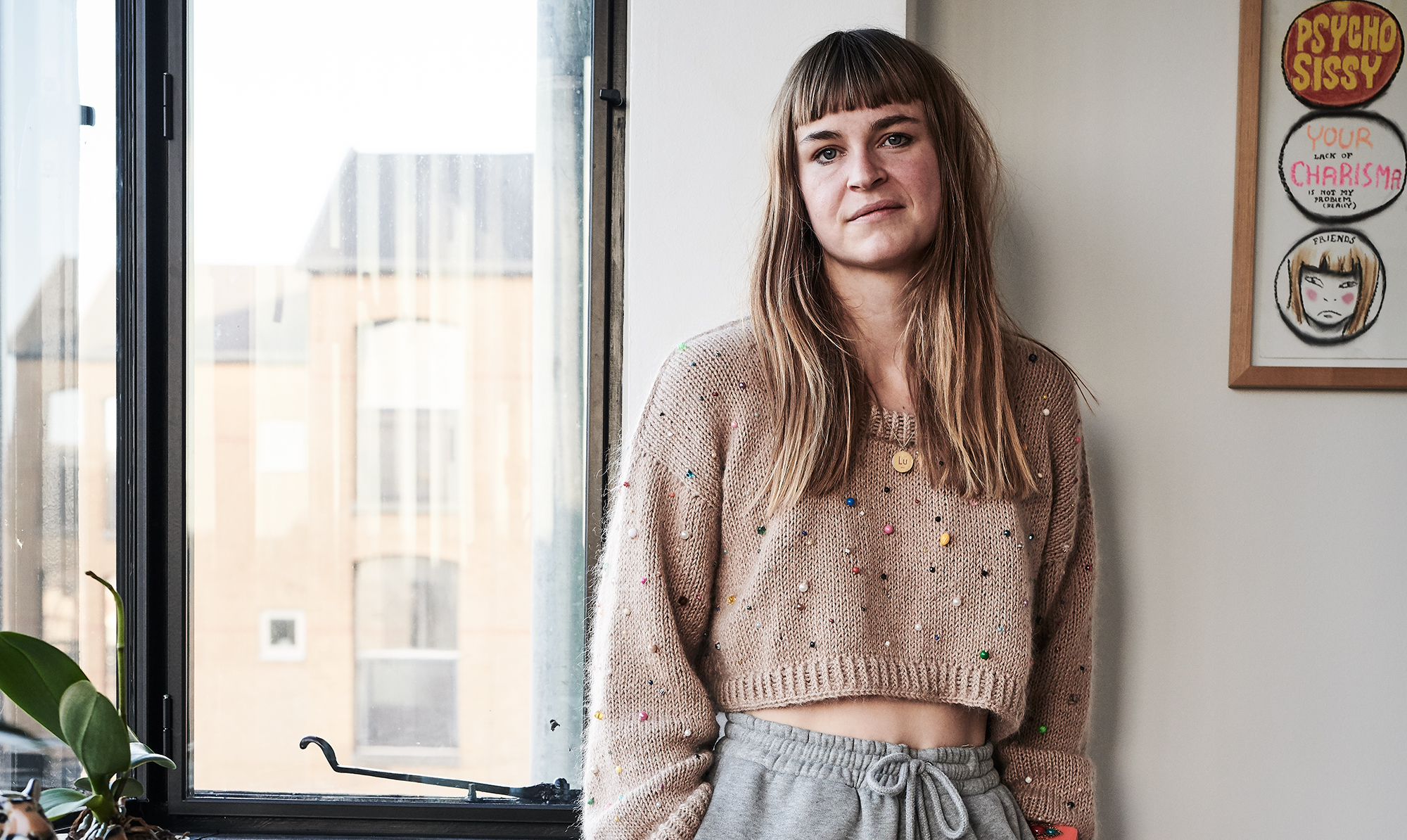 Lærke Bagger er uddannet i Tekstildesign med speciale i håndstrik på Det Kongelige Danske Kunstakademi og er desuden kreativ leder for garnmærket Hjertegarn. Lærke Bagger