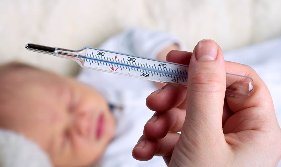 Mæslinger er en MEGET smitsom virus og kan smitte gennem luften i et rum i op til to timer efter en mæslingepatient har forladt det. Mæslinger baby