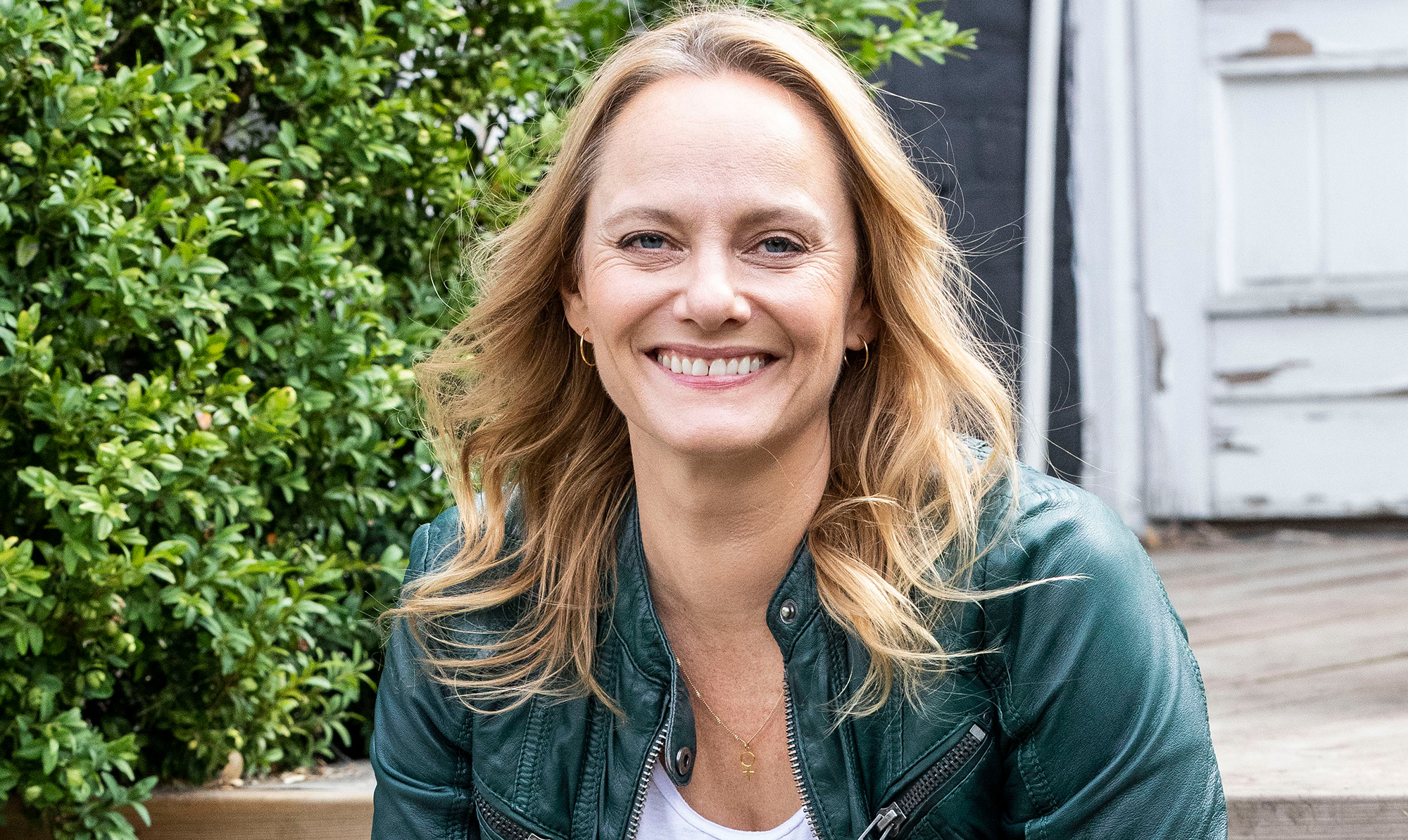 Maren Uthaug arbejder som stribetegner for Politiken og er aktuel med sin tredje roman En lykkelig slutning. Maren Uthaug: ”Jeg har fået tre børn uden at have haft betalt barselsorlov”