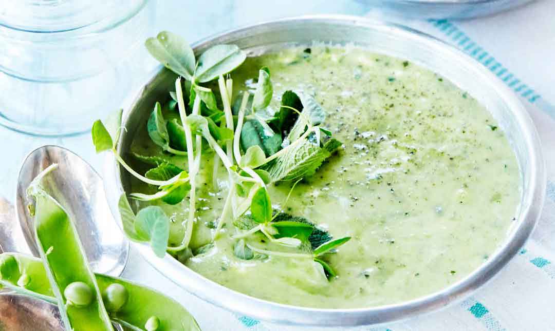Nem og lækker ærtesuppe, der serveres kold med masser af grønt på toppen.. Ærtesuppe