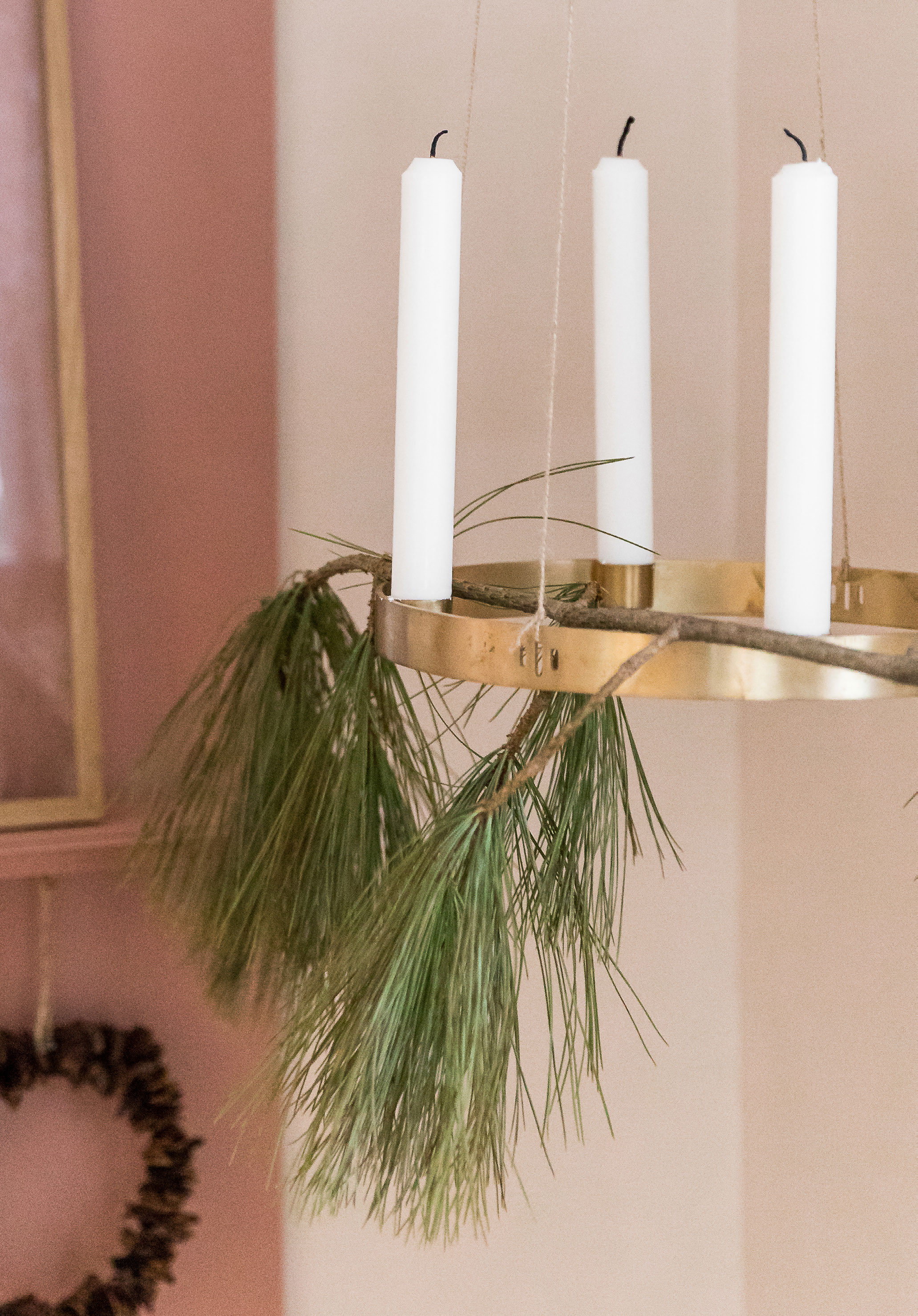 Adventskransen er simpel og smuk og består af den klassiske stage i messing fra Ferm Living piftet op med et par fyrkviste.