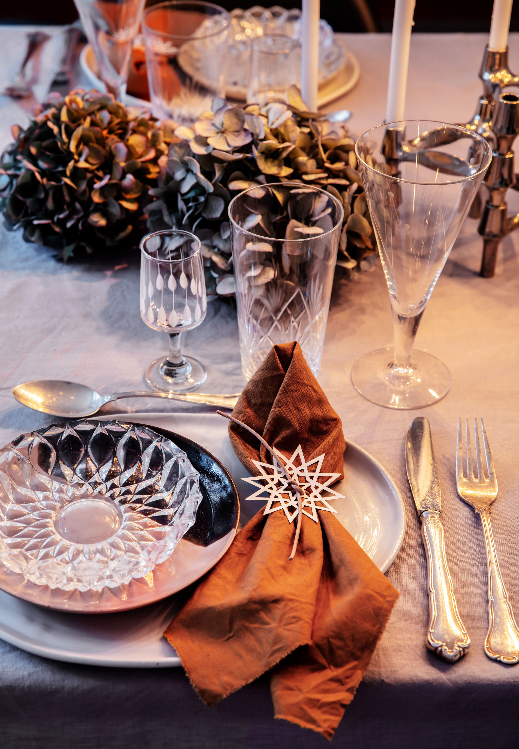 Isasietterne minder Anne om jul hos sin farmor, og Clausholmglassene stod på julebordet hos Annes familie tilbage i 80'erne.