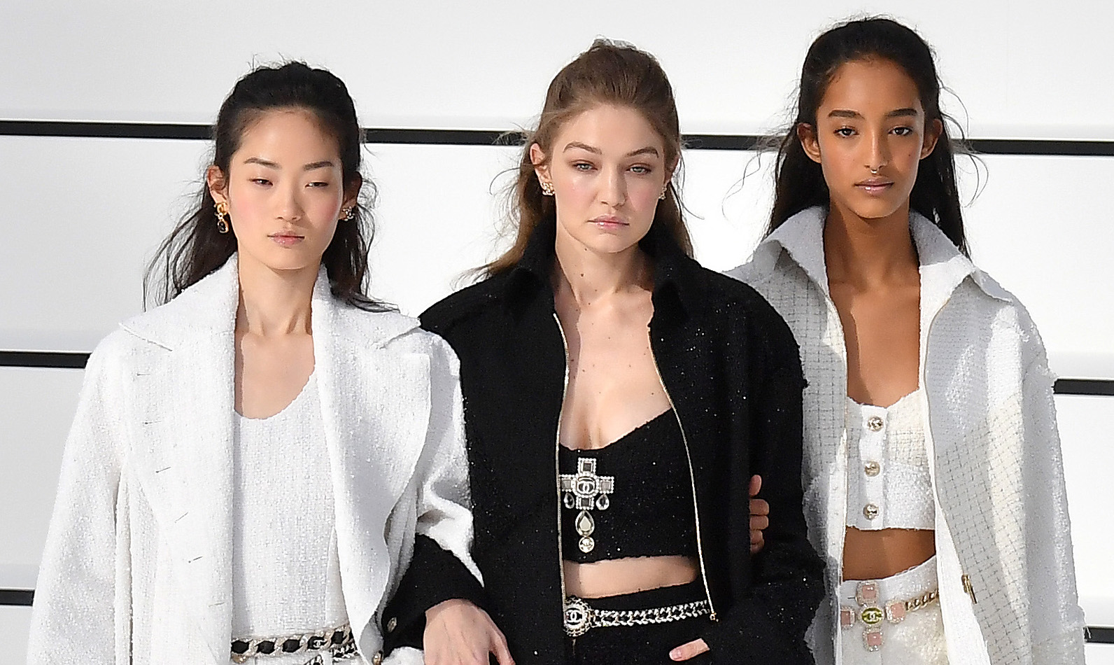 På et spejlblankt kanvas viste Viard en kollektion fra Chanel, hvor det ene look var mere brugbart end det andet. Gucci