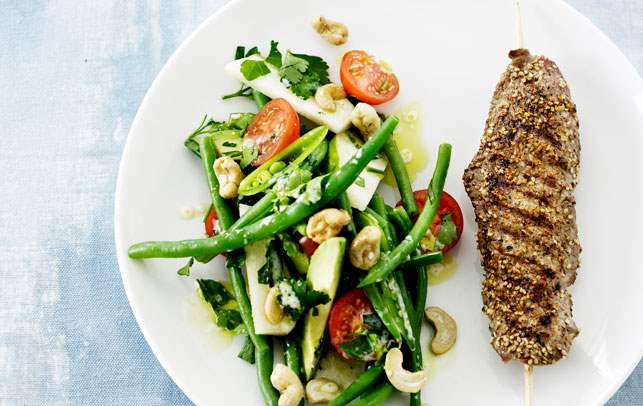 Grillet sesamkalv på spyd med bønnesalat Opskrift på grillet sesamkalv på spyd med bønnesalat