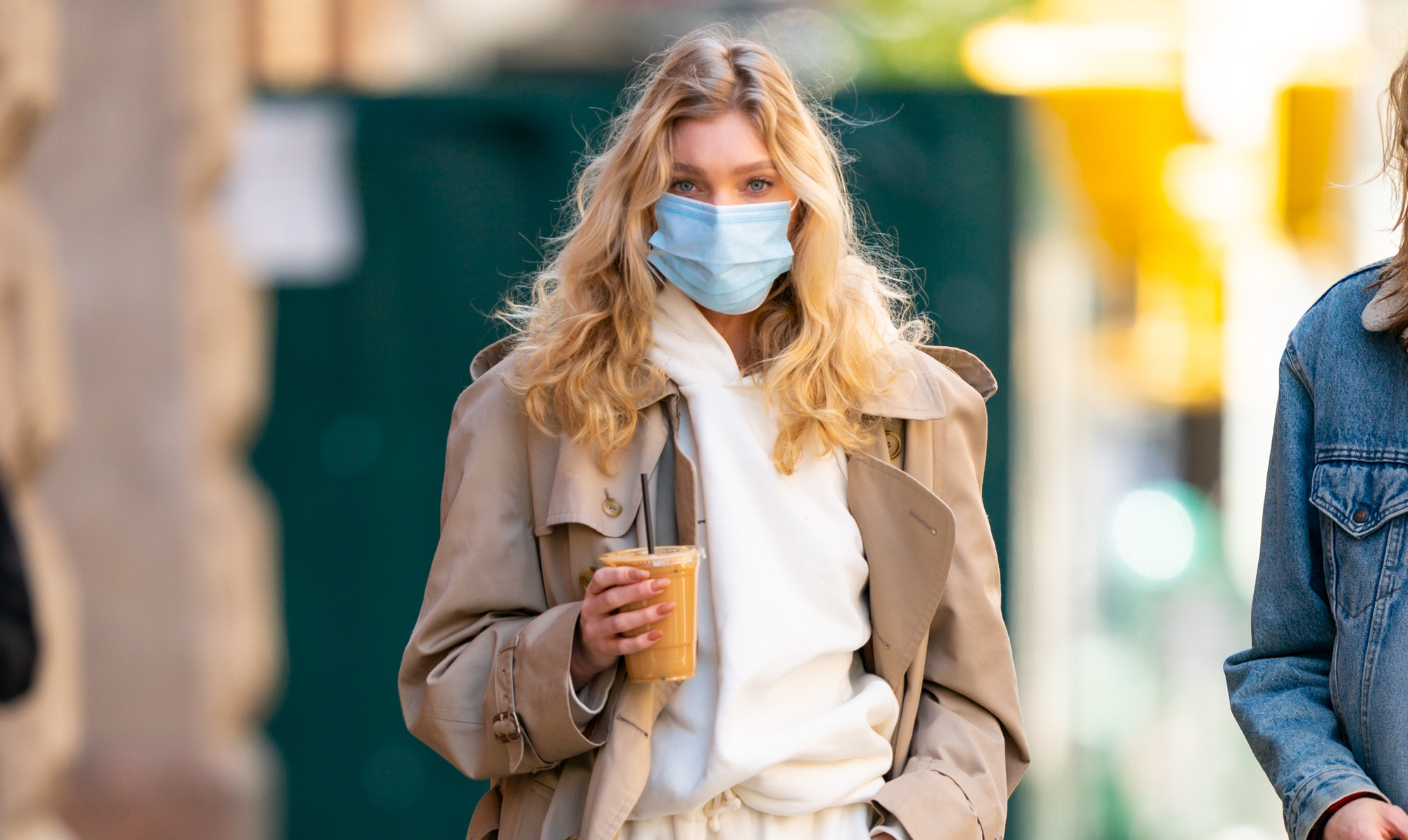 Topmodellen Elsa Hosk med mundbind, da Covid-19-pandemien for alvor invaderede New Yorks gader. Elsa Hosk med mundbind under covid-19