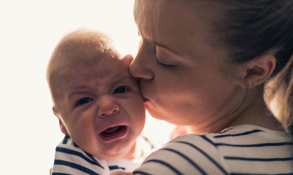 Efter nogle hektiske år med for meget arbejde og for lidt ro besluttede Laura Stamer sig for at lære at meditere. Kvinde med baby der græder
