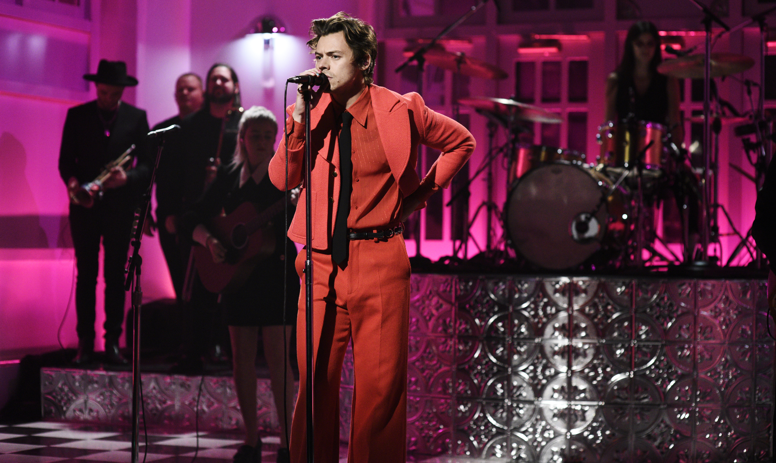 Musiker og stilikon Harry Styles. 8 modetendenser til efterår og vinter du bør kende til