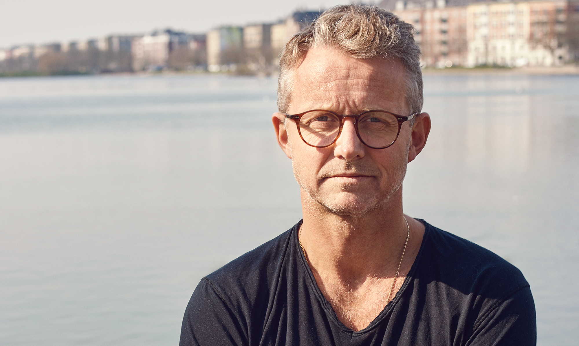 Vi har mødt Mads Vangsø til en snak, hvor han bl.a. fortæller om at skulle tage afsked med sine børn, inden han begav sig ud på en ekstrem tur over Atlanten. Mads Vangsø