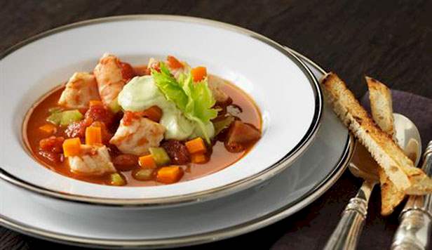 Opskrift: Fiskesuppe med skaldyr og avocadocreme