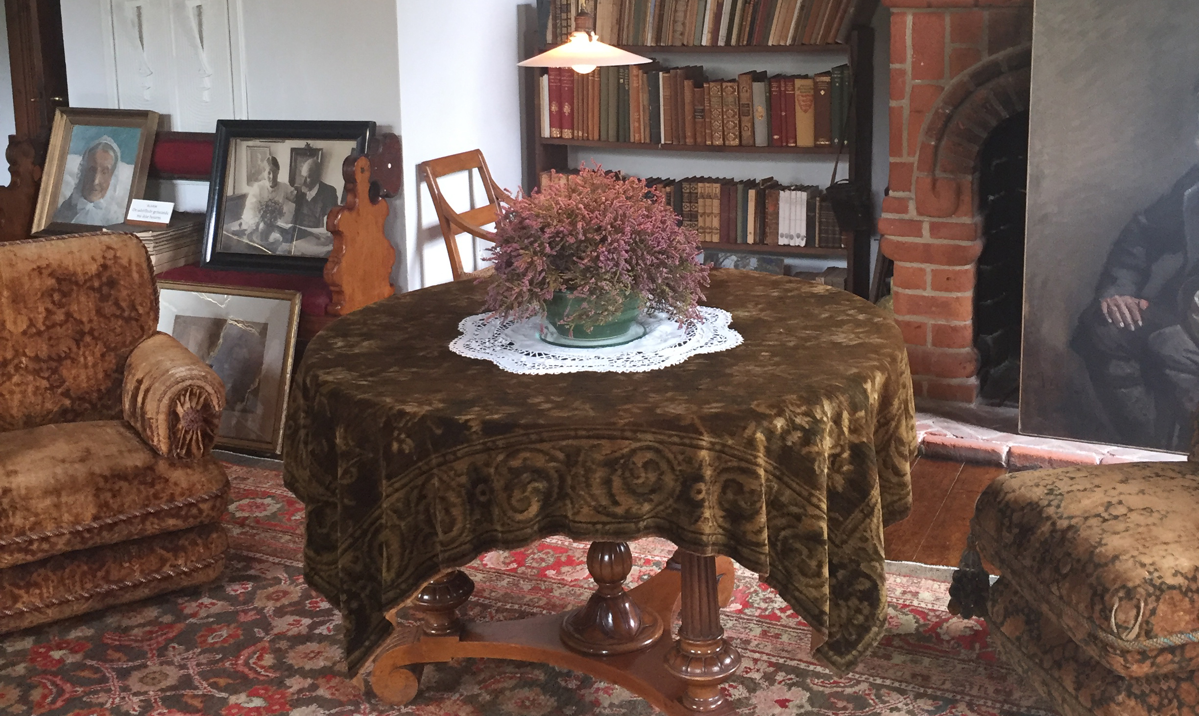 Malerier, bøger og blomsteropsats. Man gad godt have været gæst i Anchers Hus. Anchers Hus