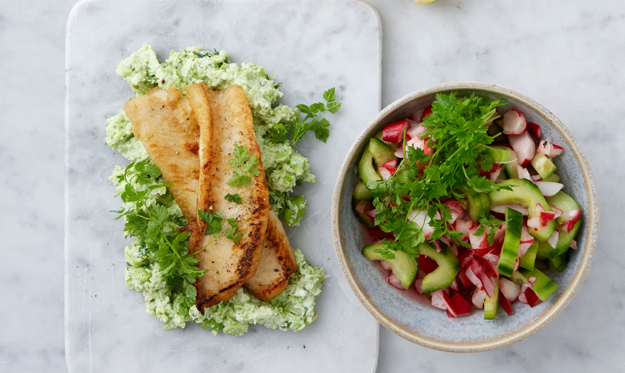 Sund aftensmad med stegt fisk og grønt tilbehør. Sprød fisk på edamamepuré med salat af radiser og agurk
