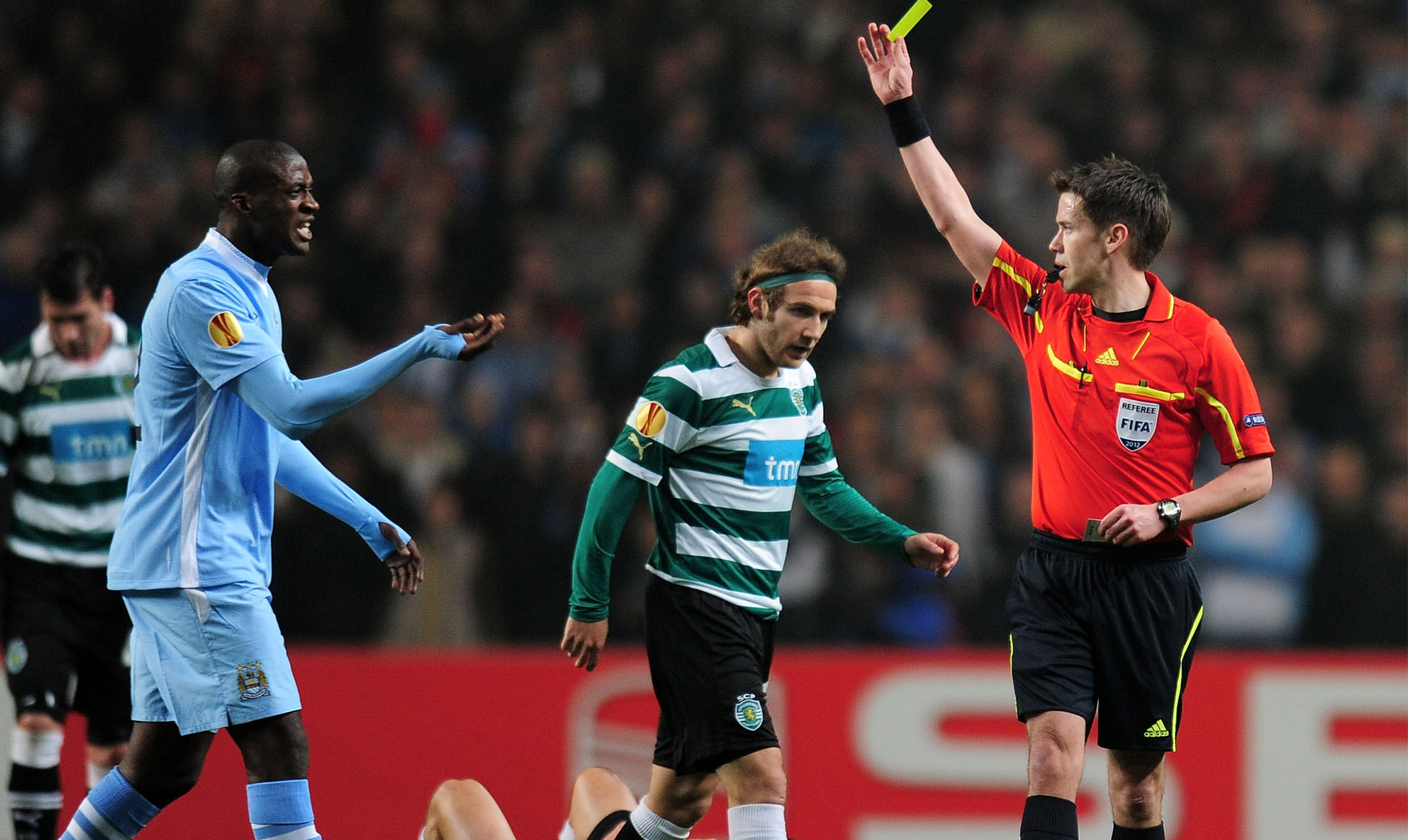 Tom Harald Hagen langer en advarsel ud til Manchester Citys Yaya Touré i 2012. Den norske topdommer Tom Harald Hagen springer ud som homoseksuel