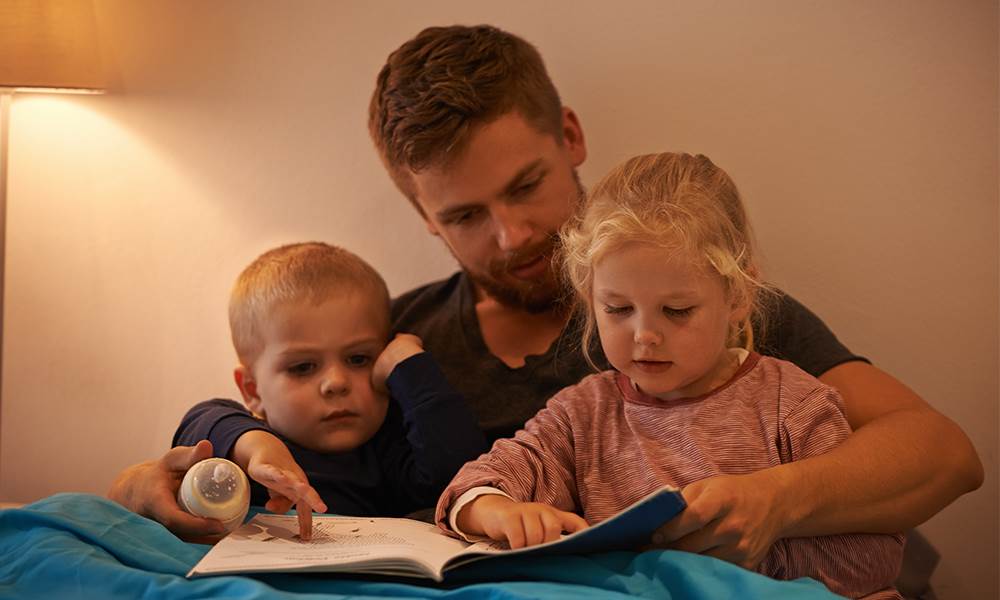 Mange af os kender til en hyggelig stund som denne, og højtlæsning er ofte blevet udråbt som vejen til dit barns sproglige udvikling og store ordforråd. Børnebøger