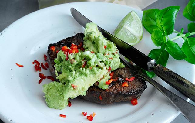 Oksesteak med spicy avokadosalat