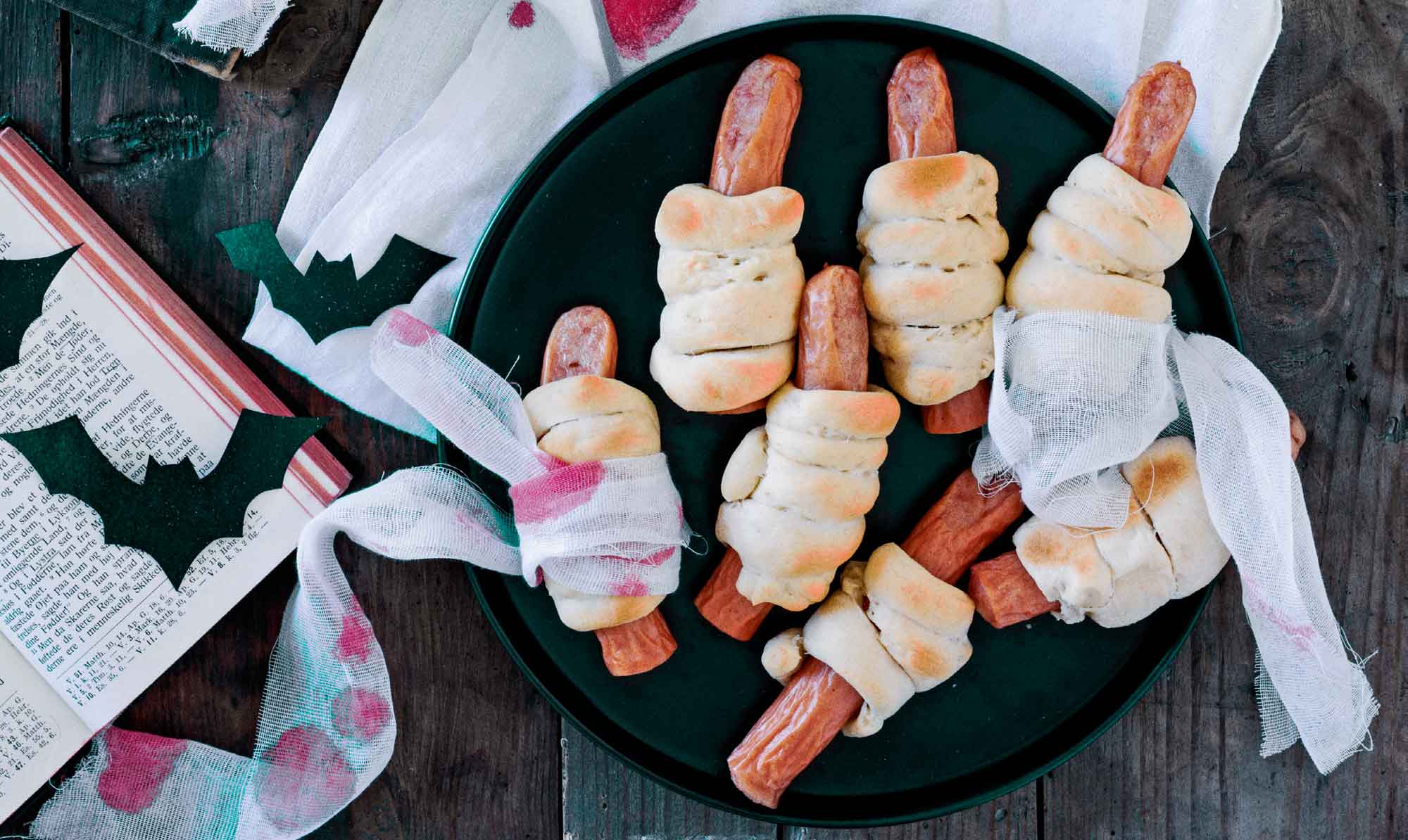 Inviter klassens eller kvarterets små zombier indenfor til en (u)hyggelig halloweenfest med blodige drinks og afskårne fingre. Halloween pølsehorn