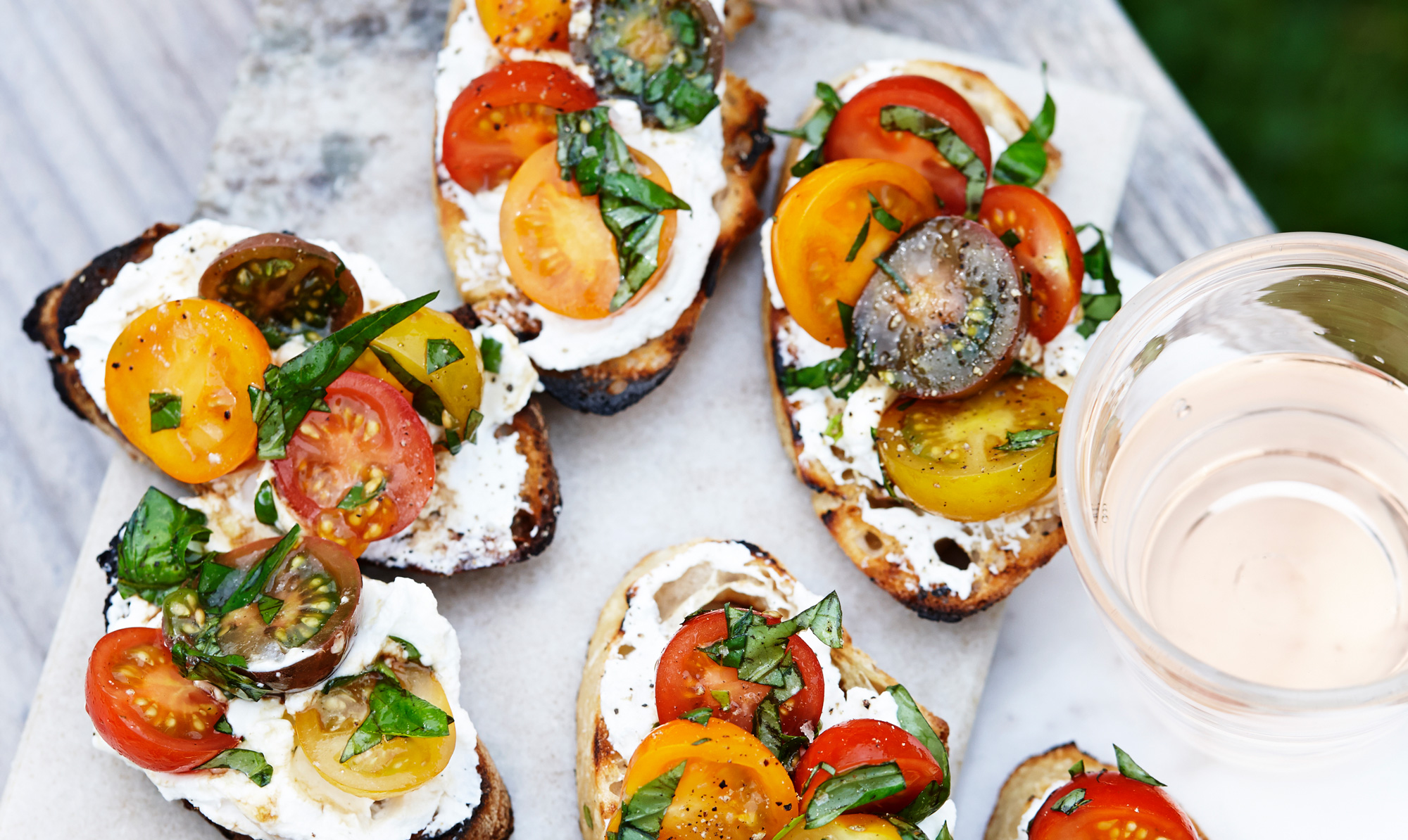 Lav de lækreste crostini på grillen. Nem mad på grillen: Sprøde crostini med tomat og ricotta