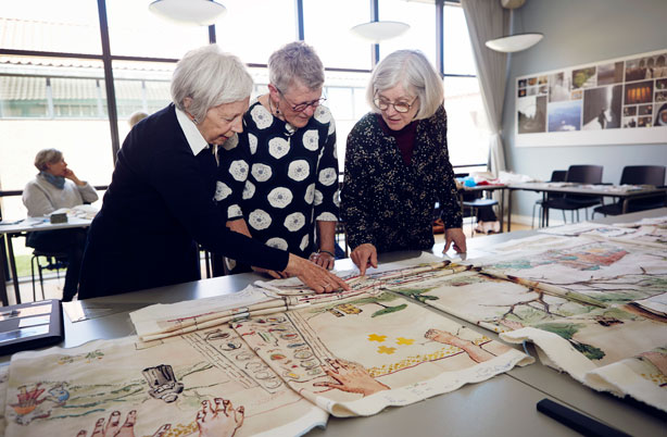 Ellen, Else og Marianne er tovholdere på det store projekt. Else er tidligere gymnasielærer, Else er designer og grafiker, og Marianne er den erfarne brodøse.