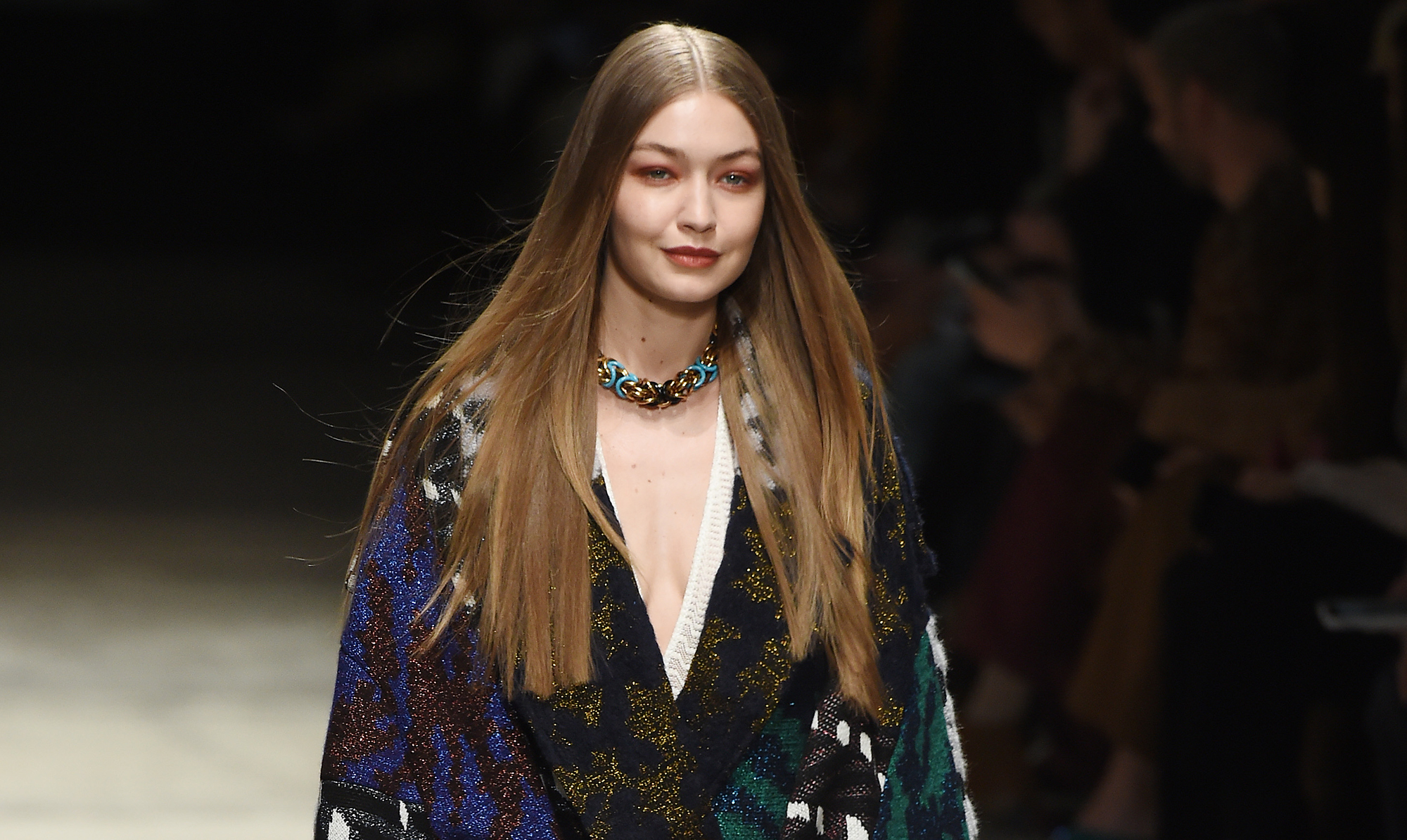 Topmodellen Gigi Hadid på catwalken i Milano tilbage i 2020, inden hun farvede sit hår orange. Gigi Hadid