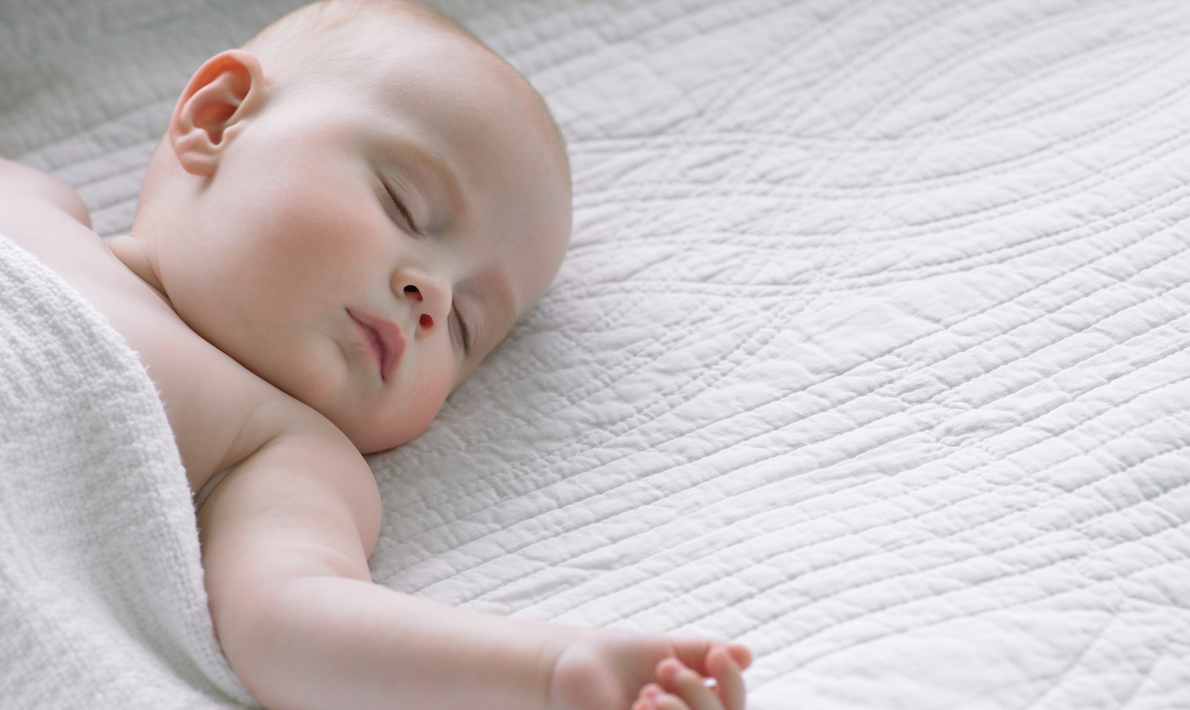 Hvor meget skal en baby egentligt sove? Hvor meget skal en baby sove?