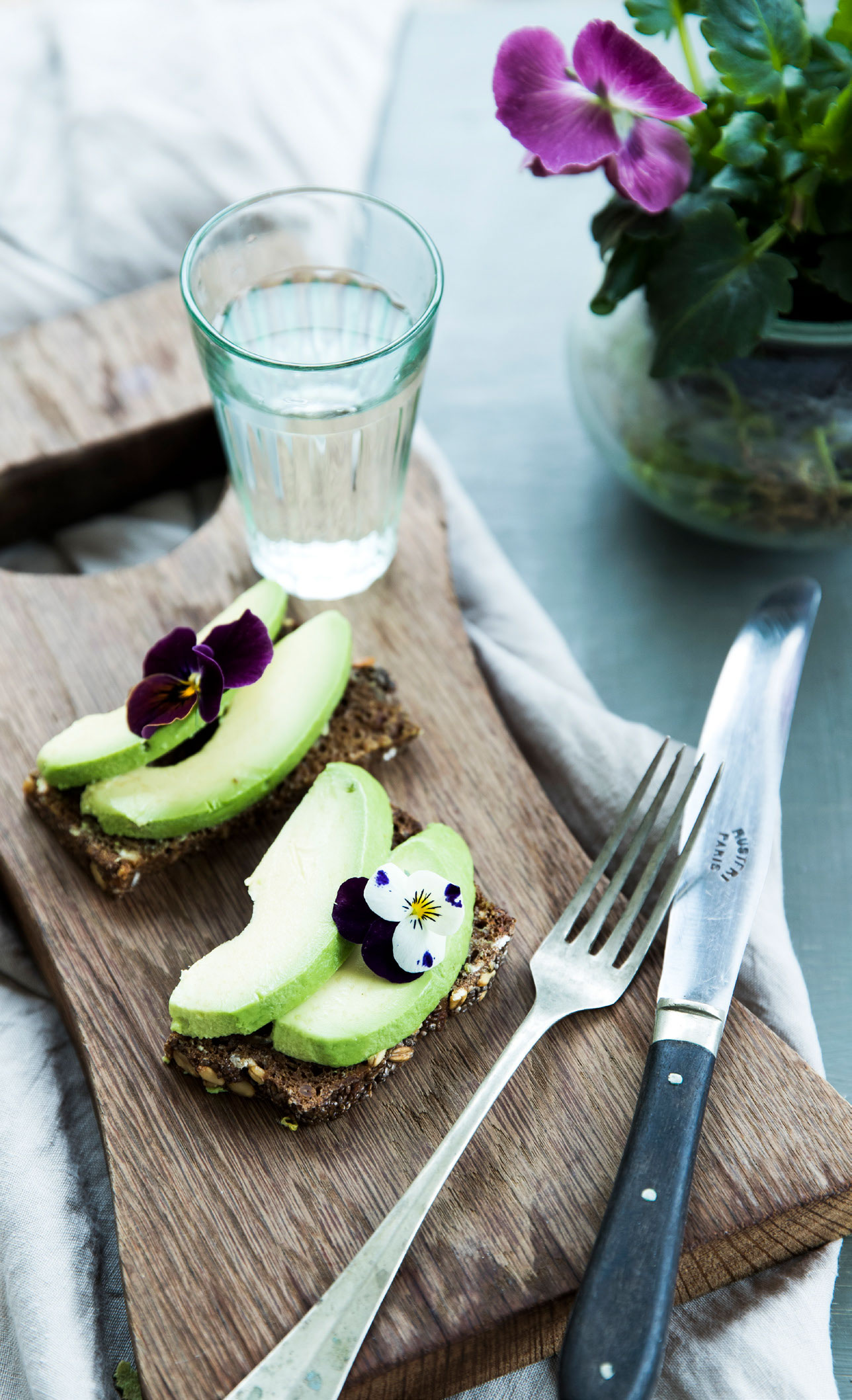 Så’ der frokost i det fri! Avocado på ristet rugbrød er et hit – og prikken over i’et et en lille blomst på toppen. På en solrig martsdag kan den endda spises ude.