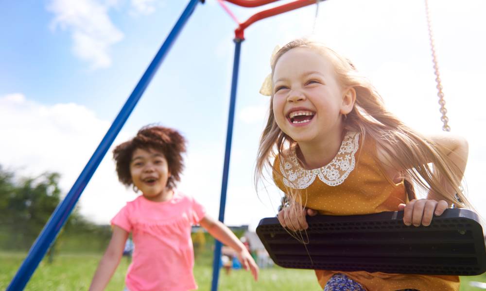 Find på sjove aktiviteter, som giver hele familien sved på panden. For eksempel at slå smut med sten på stranden. Gode tips til sommerferie med børn