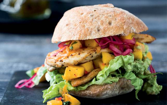 Saftig burger med kylling og mangosalsa - og et spicy twist. kyllingeburger
