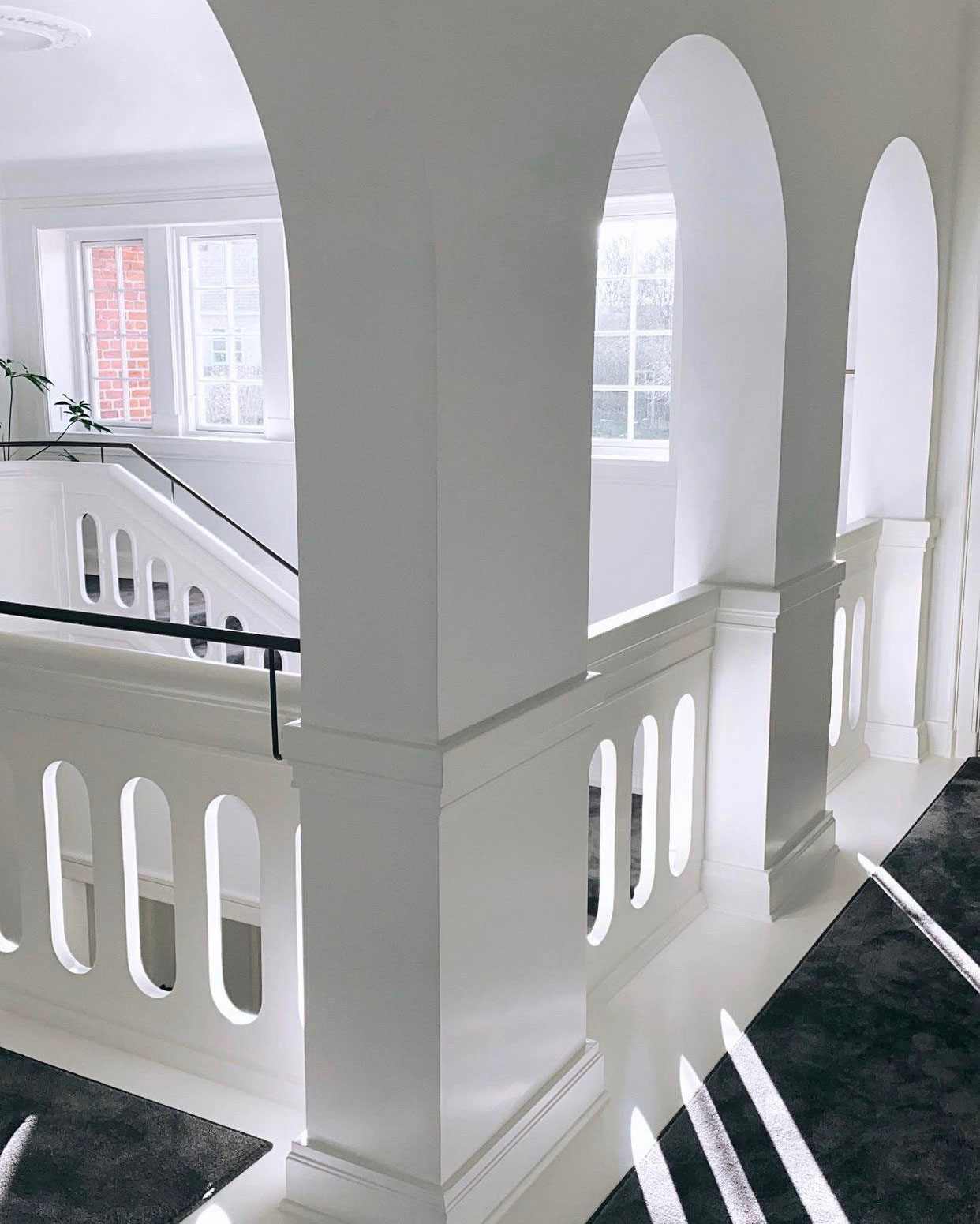 Buerne i svalegangen har de valgt at bevare, da de er en stor del af husets charme og stil-DNA.