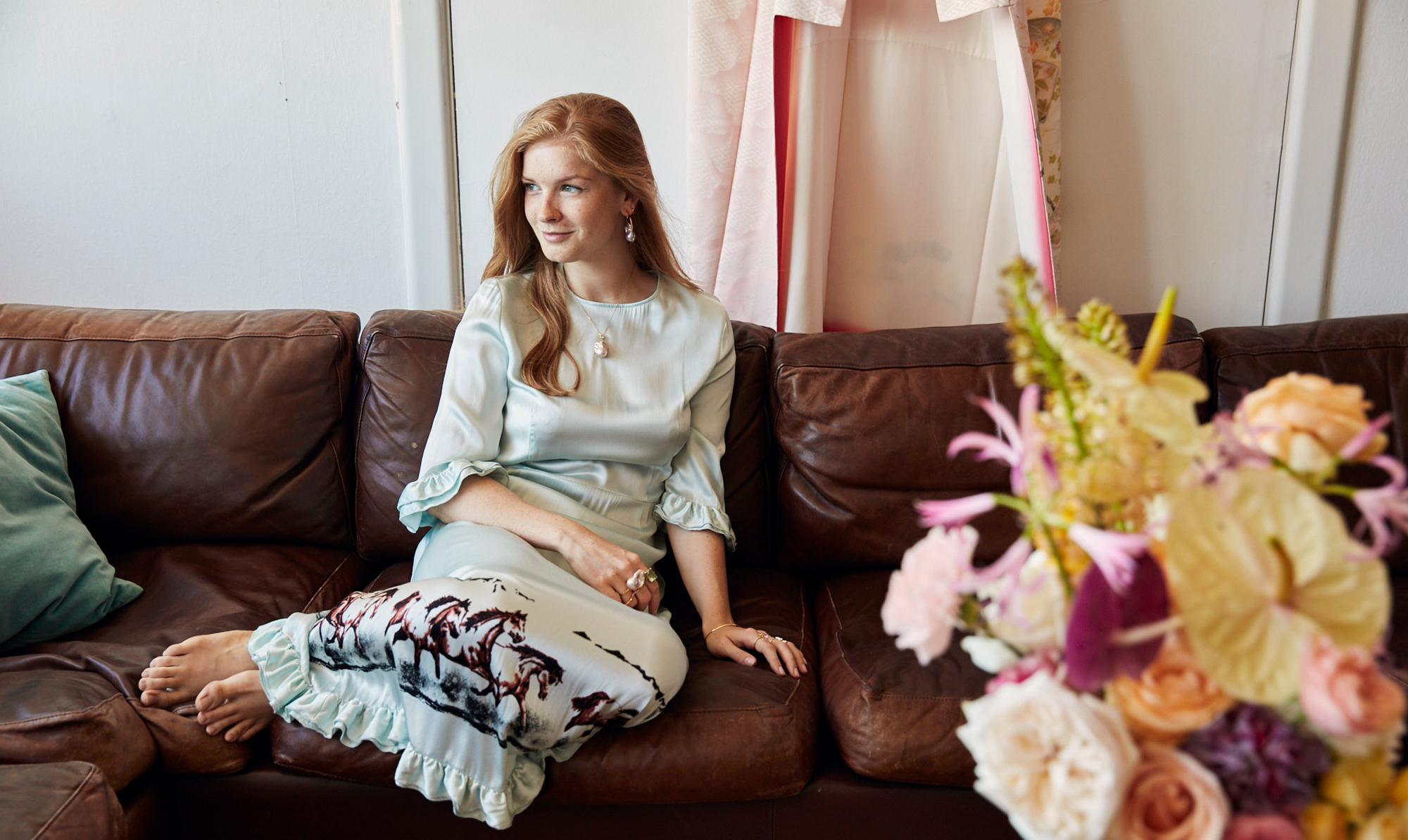 Smykkedesigner Julie Nielsdotter i hendes læderflydesofa og westernkjole fra Ganni Julie Nielsdotter