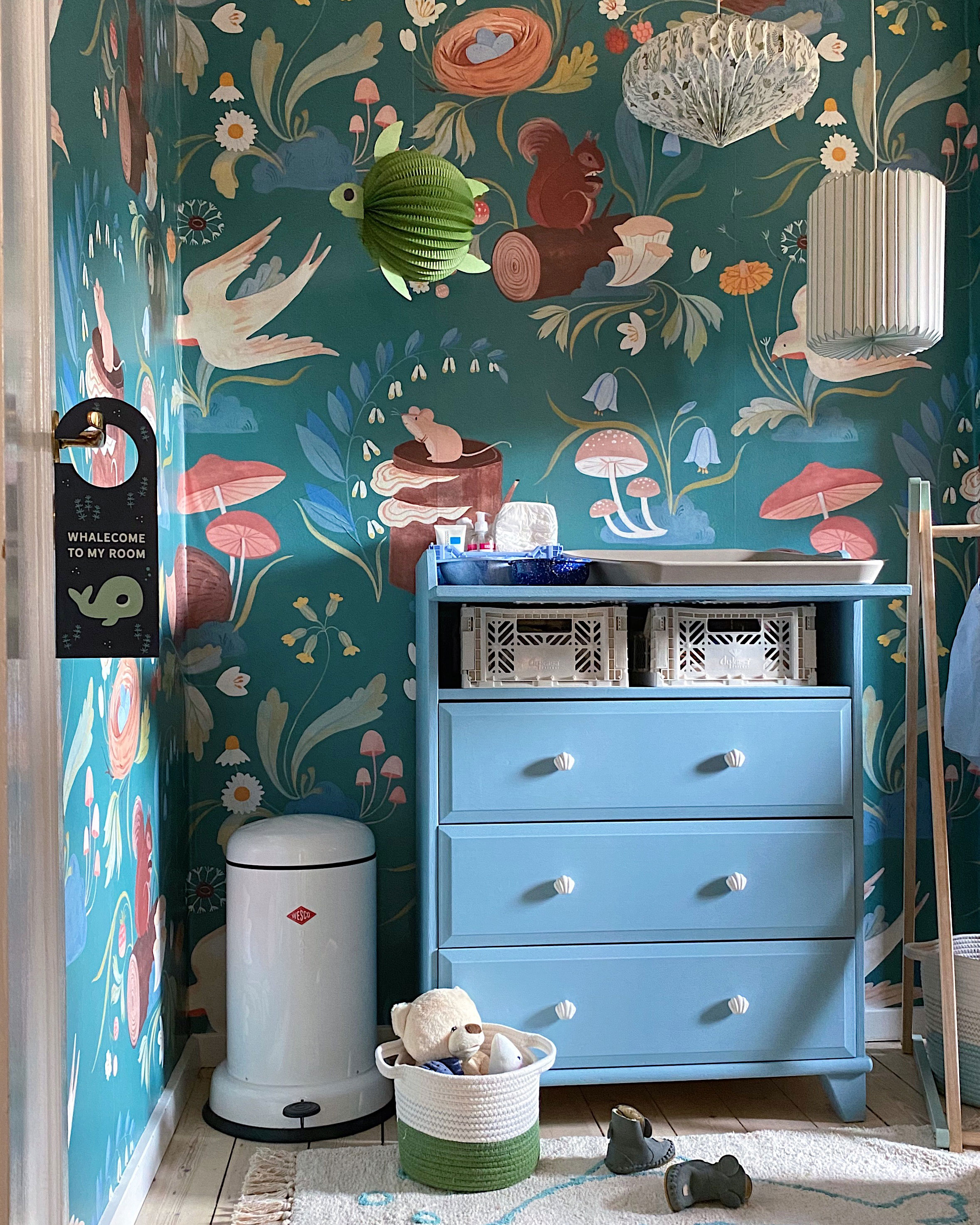 Puslebordet er en gammel kommode fra IKEA, som Sofie har bygget om og malet. Det flotte tapet på Walters værelse er fra Anewalldecor.