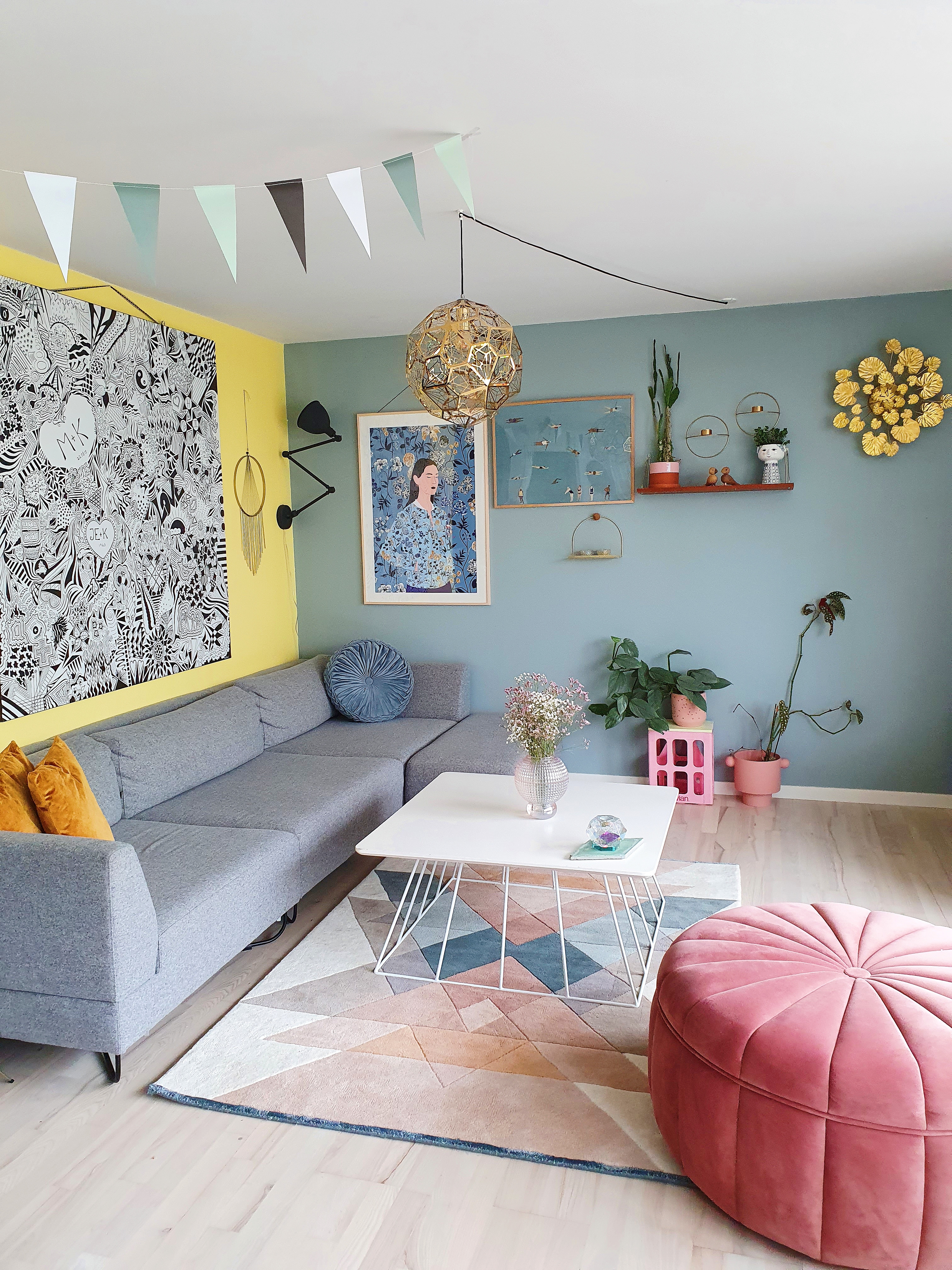 Deres helt eget personlig bryllupsbillede hænger over sofaen i stuen.