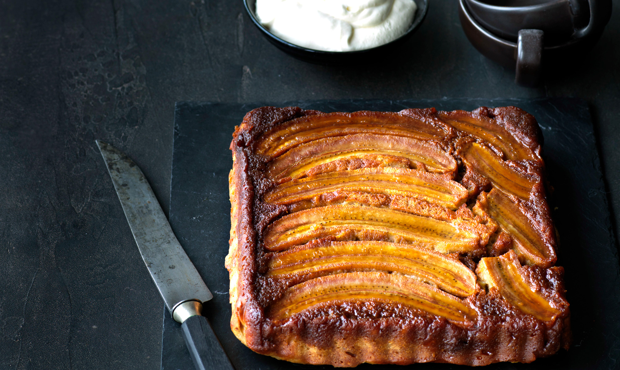 Tip: Hæld sukkeret på panden, og lad den smelte ved lidt over middel varme uden omrøring. Banankage med karamelliserede bananer