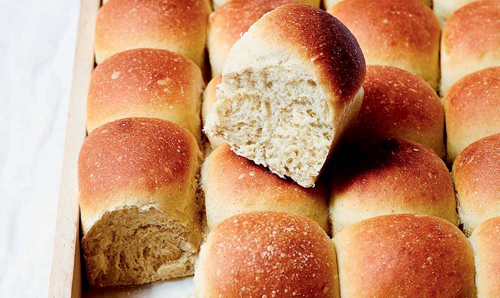 Store bededag spiser vi traditionen tro varme hveder. Her får du Claus Meyers lækre opskrift på hvedeknopper... varme hveder til store bededag