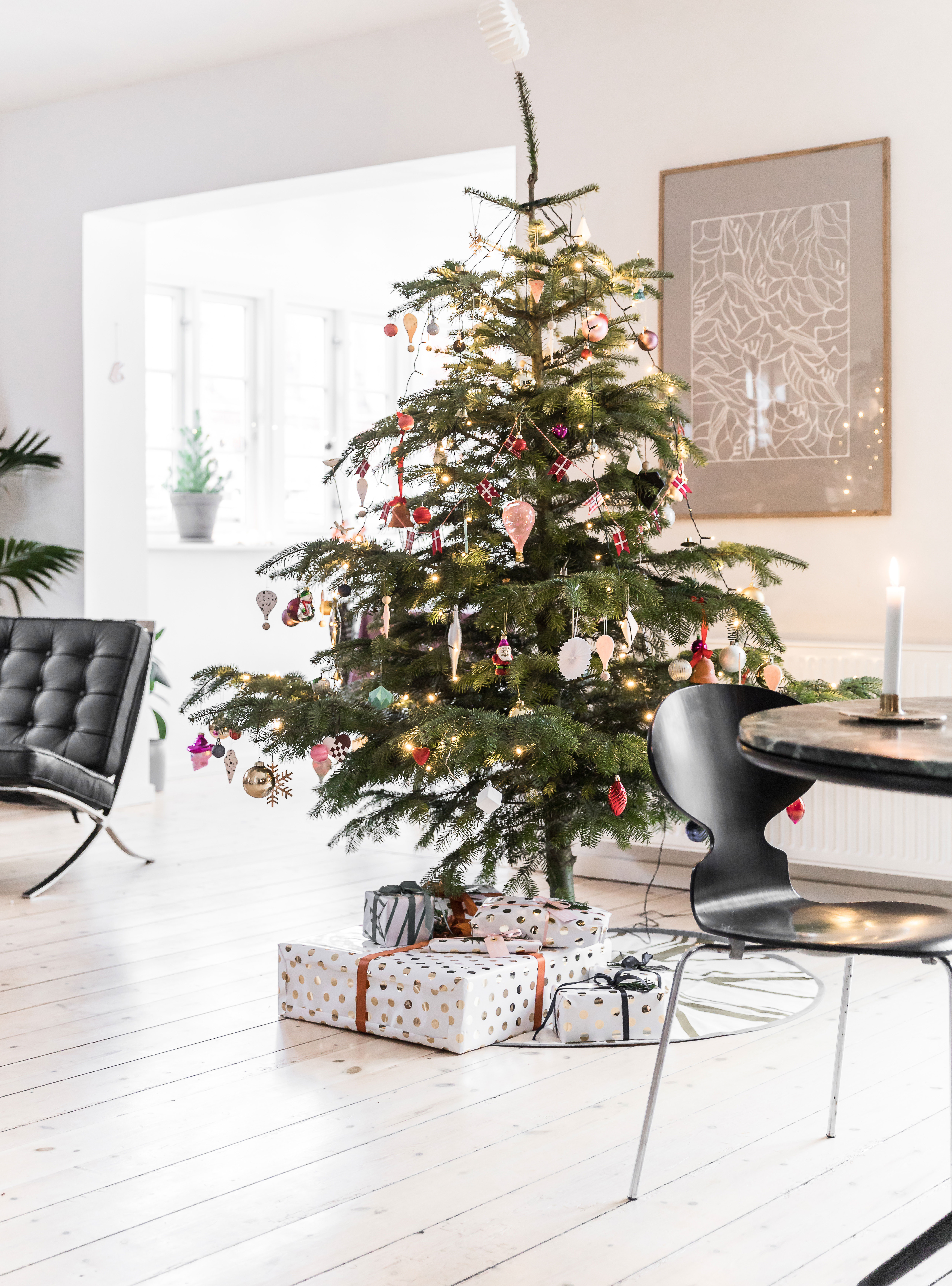 Der bliver løbende skiftet lidt ud i julepynten, da Christine som regel finder ny julepynt i løbet af året, og så må noget andet lade livet.
