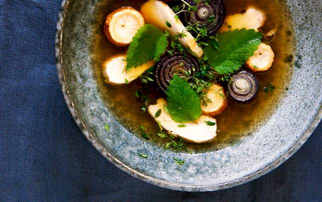 Denne nemme hønsekødssuppe bliver lavet 'omvendt' - det bliver den bestemt ikke ringere af. Hønsekødssuppe