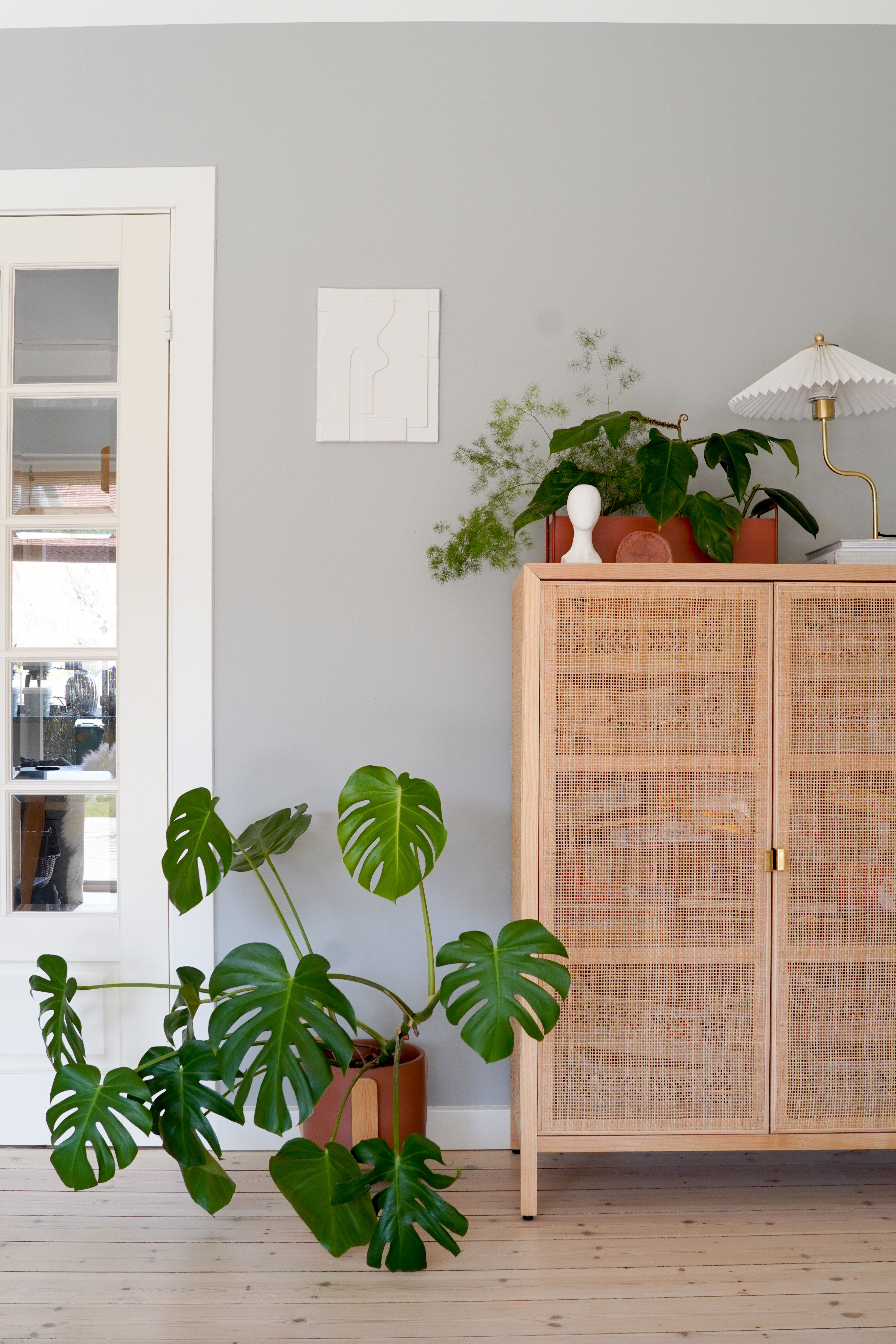 Christinas bolig er fyldt med secondhand planter, som får indretningen til at leve. Krukke fra Bolia og skab fra IKEA.